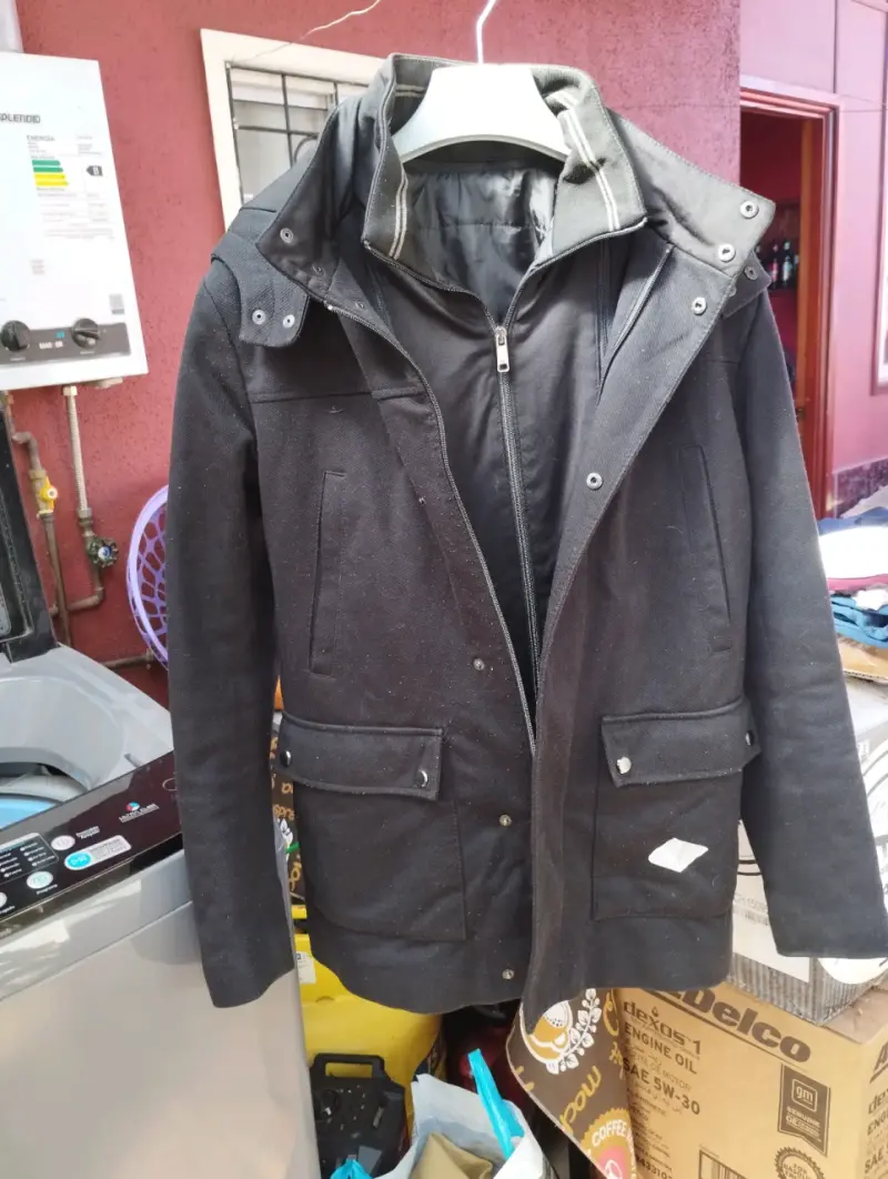 Abrigo negro para hombre Zara con capucha - 1
