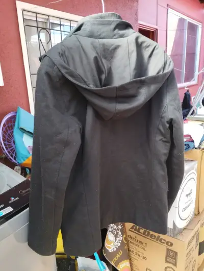 Abrigo negro para hombre Zara con capucha - miniatura 2
