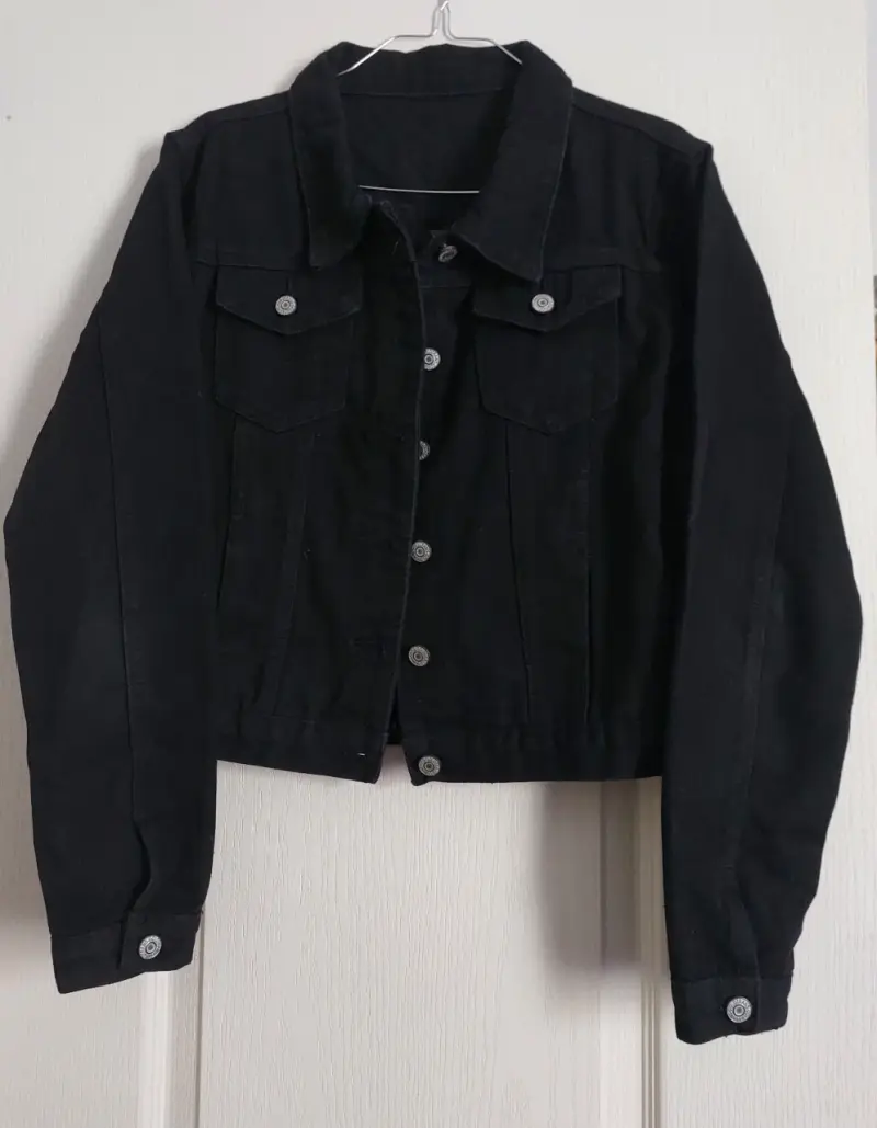 Chaqueta de mezclilla negra para mujer