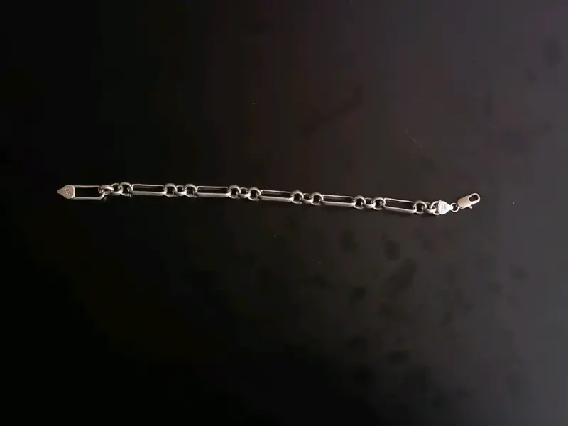 Pulsera de acero inoxidable con diseño moderno - 1