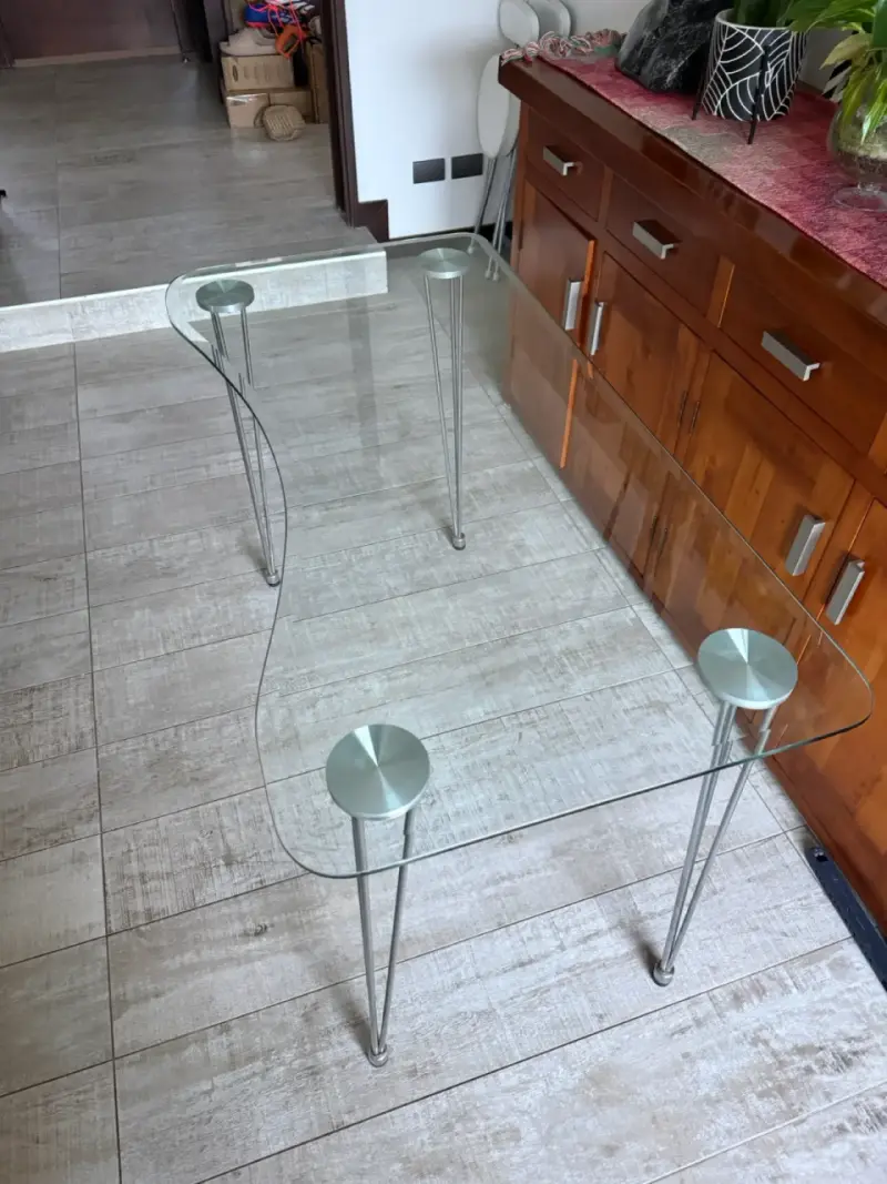 Escritorio de vidrio templado, patas metalicas - 1
