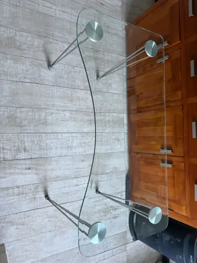 Escritorio de vidrio templado, patas metalicas - miniatura 2