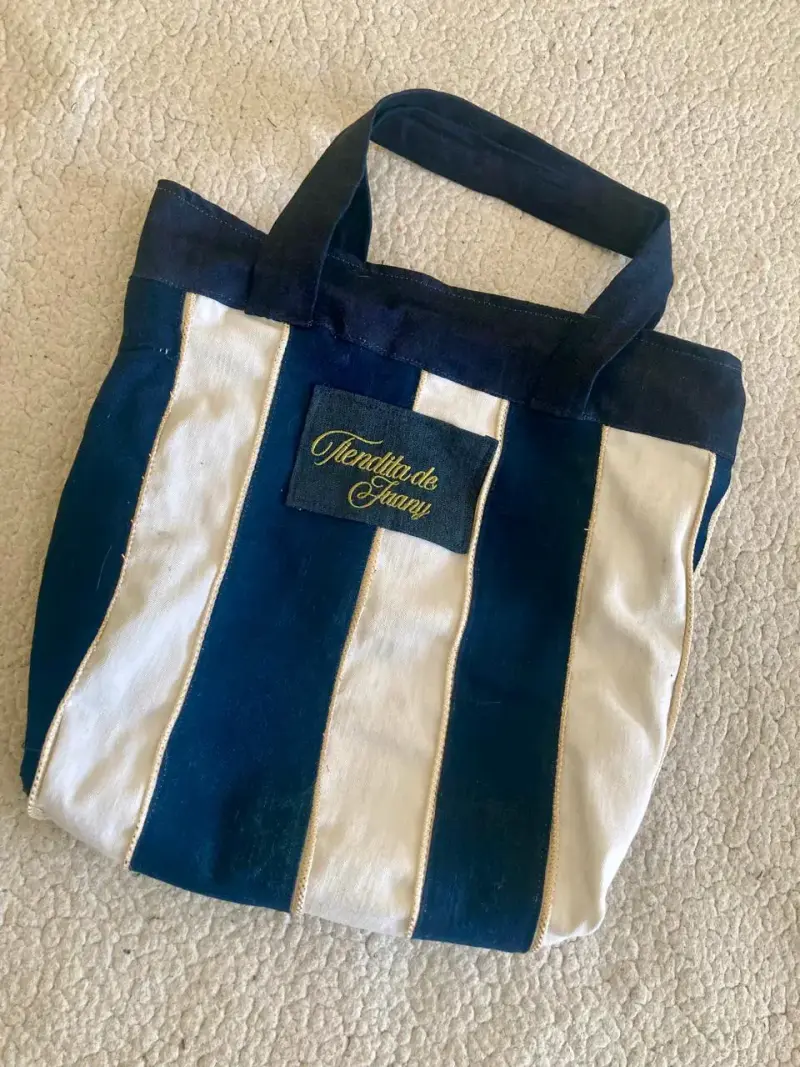 Bolso de tela a rayas azul y blanco