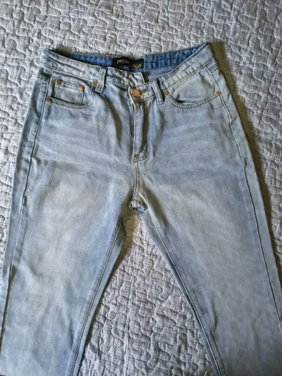 Jeans de mezclilla azul claro para mujer - miniatura 2