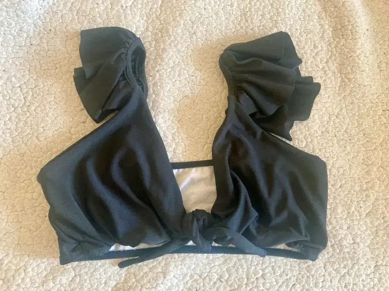Top de bikini negro con volantes - 1
