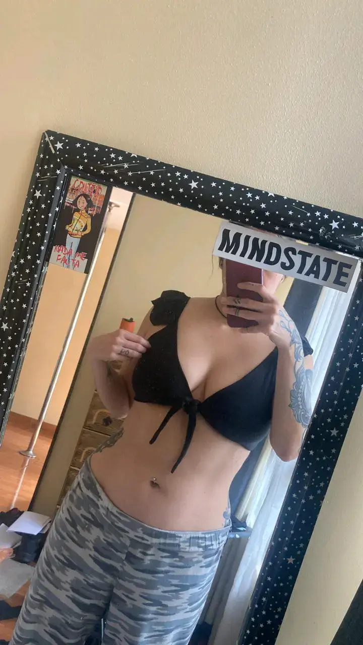 Top de bikini negro con volantes - 2