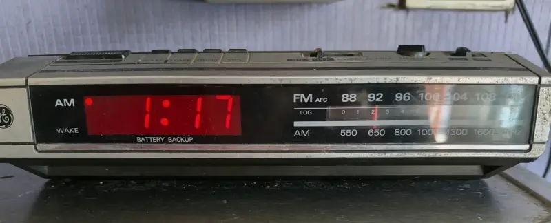 Radio reloj despertador vintage GE