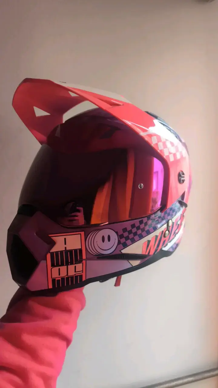 Casco de motocross con diseño gráfico y visera - 2