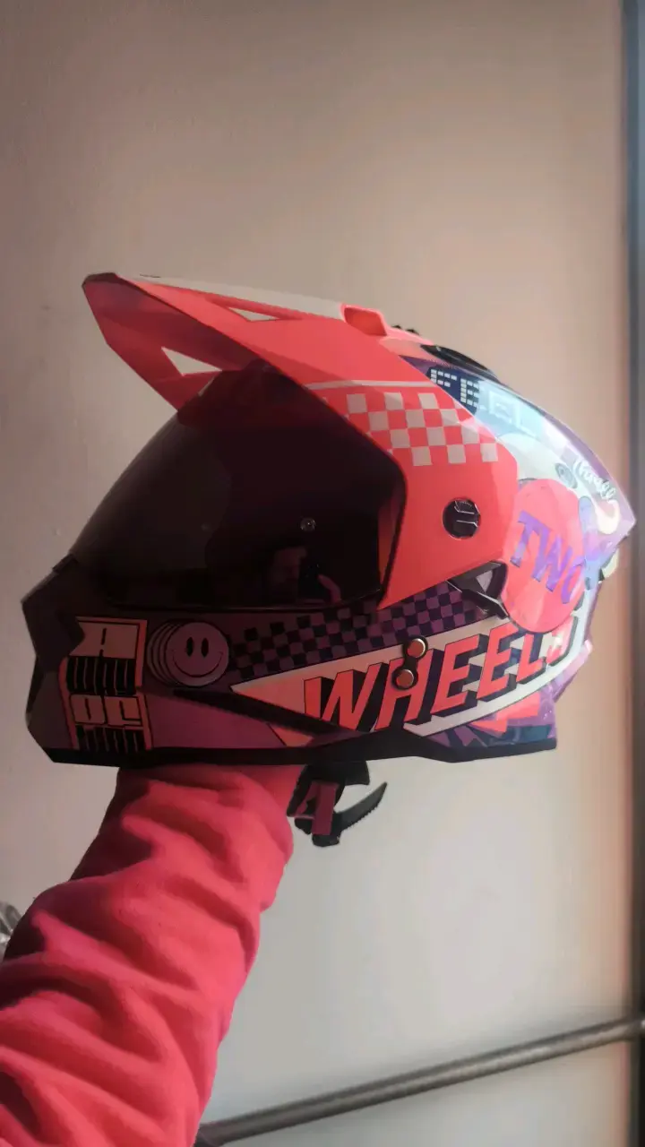 Casco de motocross con diseño gráfico y visera - 3