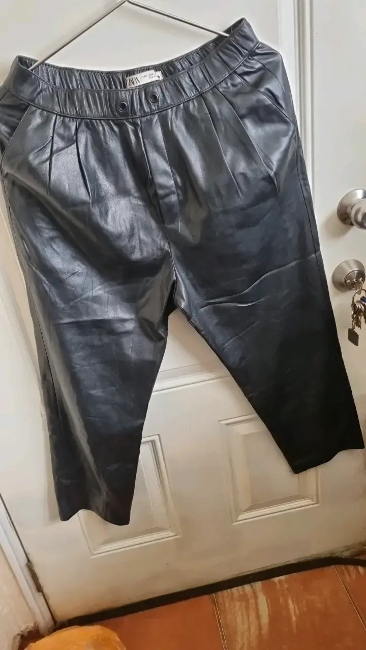 Pantalones de cuero sintético negros Zara talla M - 1