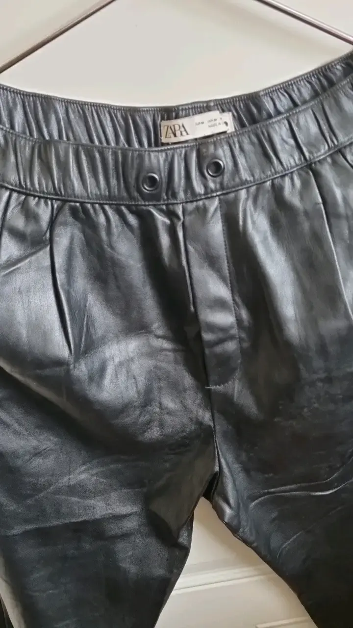 Pantalones de cuero sintético negros Zara talla M - 2