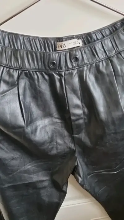Pantalones de cuero sintético negros Zara talla M - miniatura 2