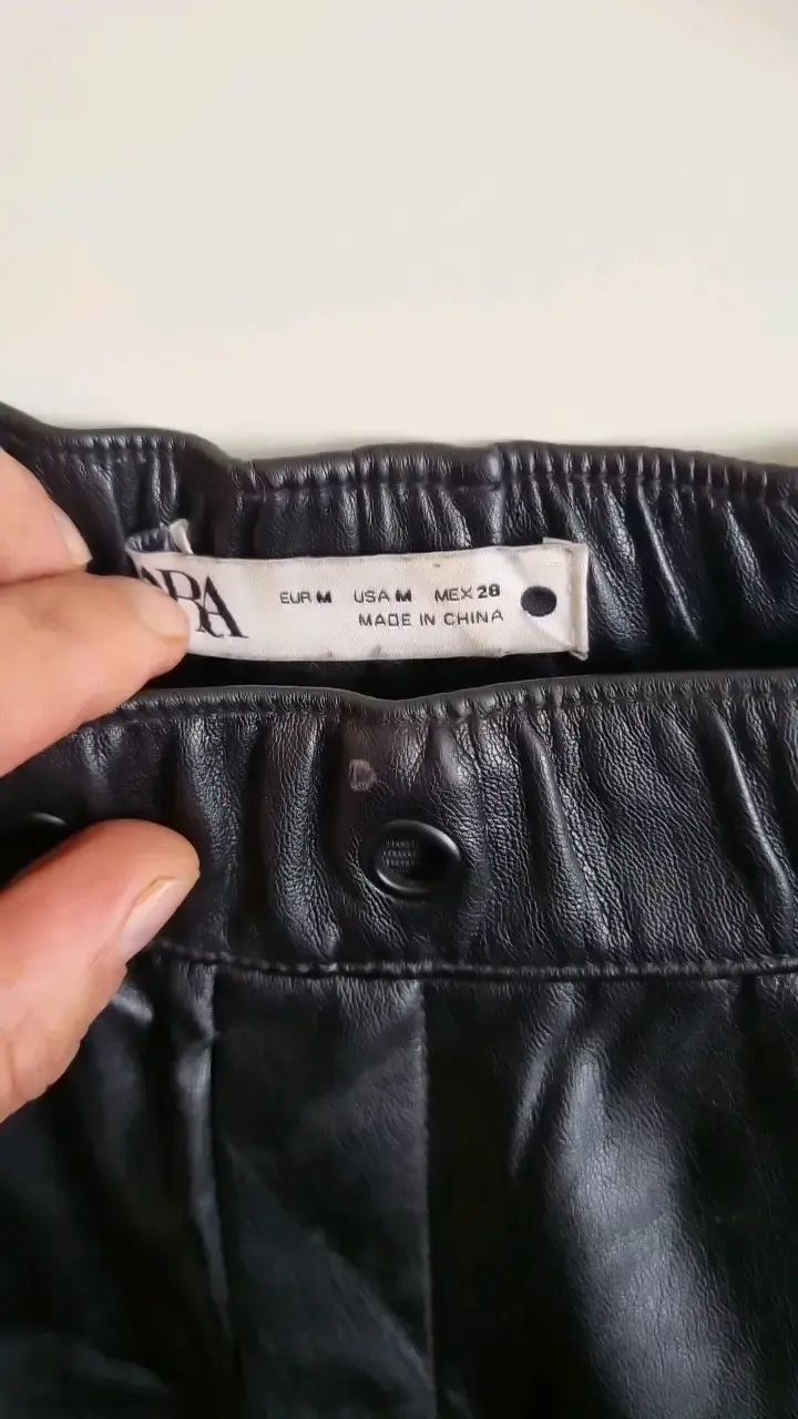 Pantalones de cuero sintético negros Zara talla M - 3