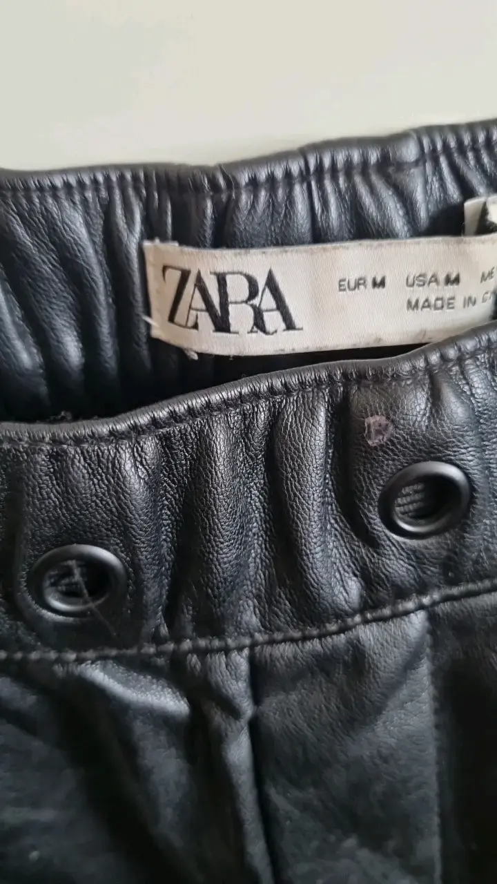 Pantalones de cuero sintético negros Zara talla M - 4
