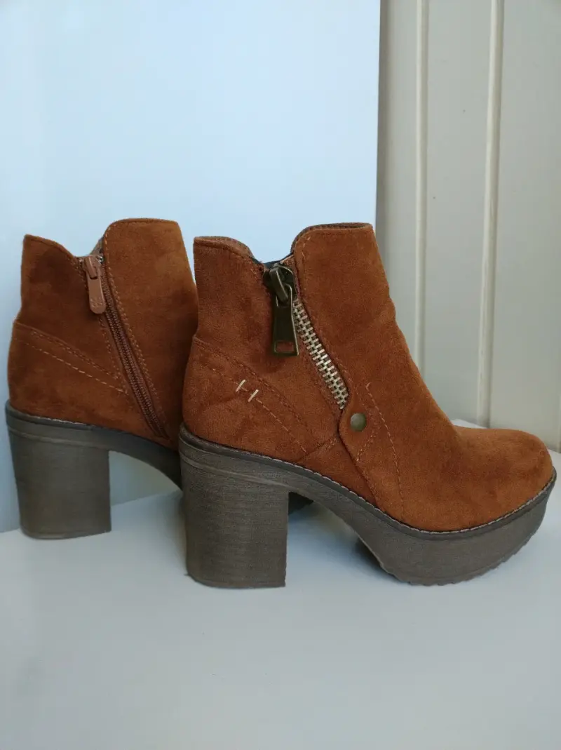 Botines de gamuza marrón con tacón alto