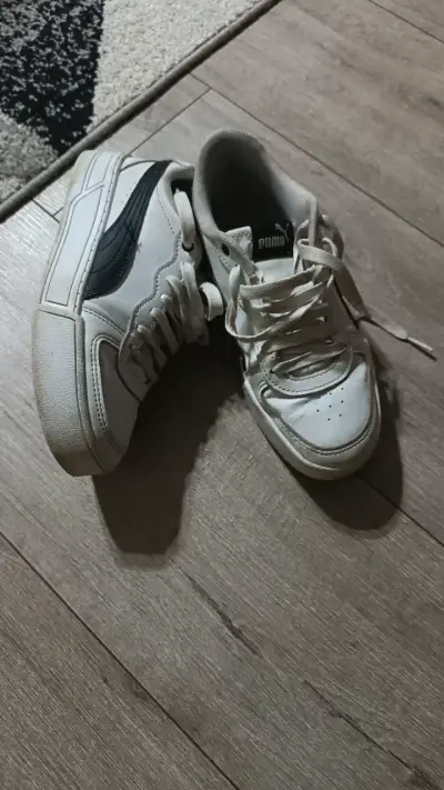 Zapatillas deportivas Puma blancas y negras - miniatura 1
