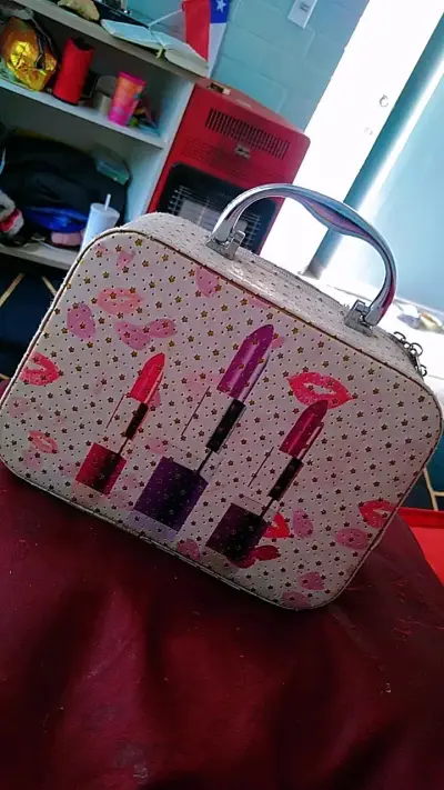 Maletín de maquillaje con diseño de labios - miniatura 1