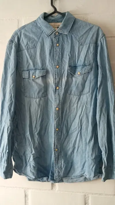 Camisa de mezclilla azul claro para hombre - miniatura 2