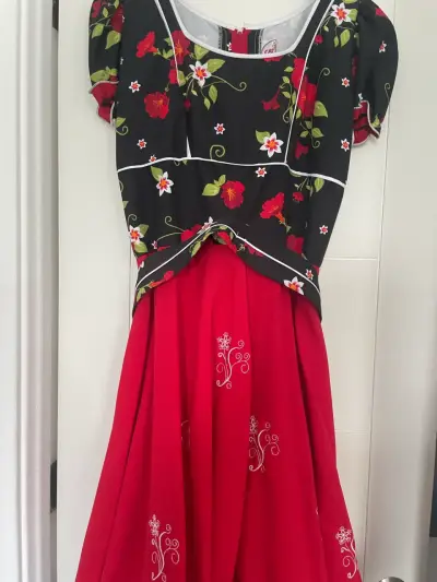 Vestido tradicional chileno con flores rojas - miniatura 1