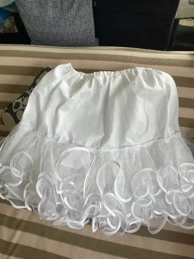 Vestido tradicional chileno con flores rojas - miniatura 3