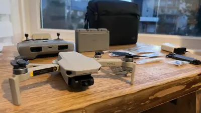 Drone DJI Mini 2 con accesorios y estuche - miniatura 1
