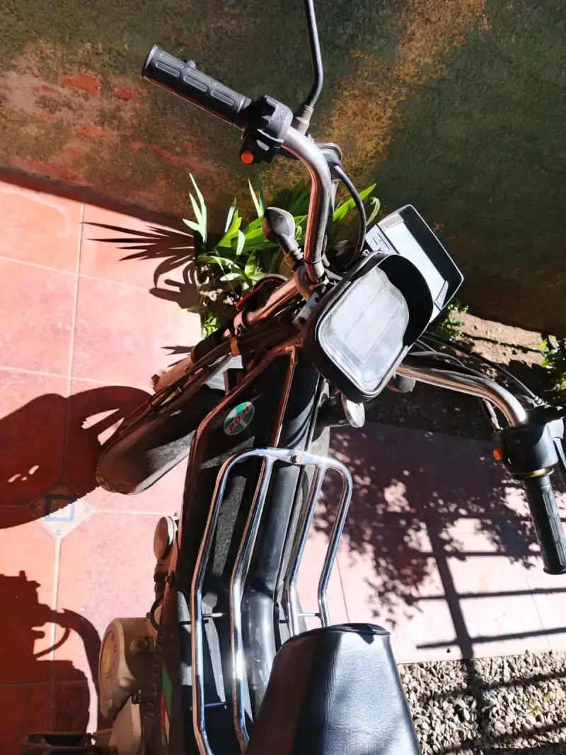 Moto scooter Boji negra en buen estado - 4