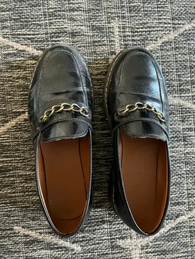 Zapatos de cuero negro con cadena decorativa - miniatura 1