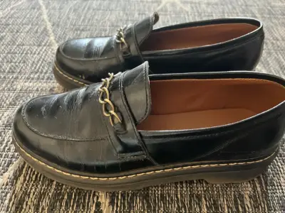 Zapatos de cuero negro con cadena decorativa - miniatura 2