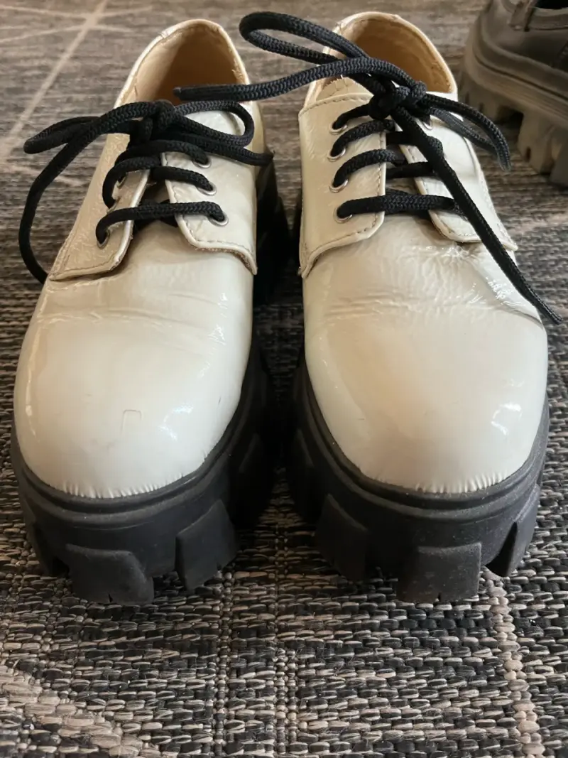 Zapatos de charol blanco con suela gruesa - 1