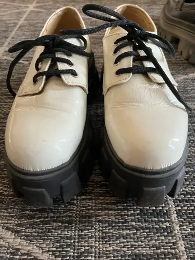 Zapatos de charol blanco con suela gruesa - miniatura 1