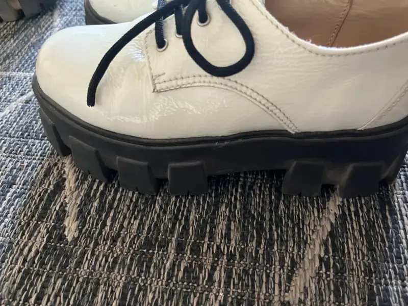 Zapatos de charol blanco con suela gruesa - 2