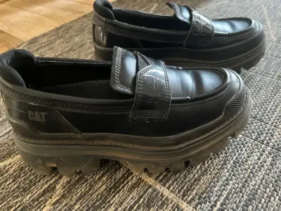 Zapatos de cuero negro CAT para hombre - miniatura 1