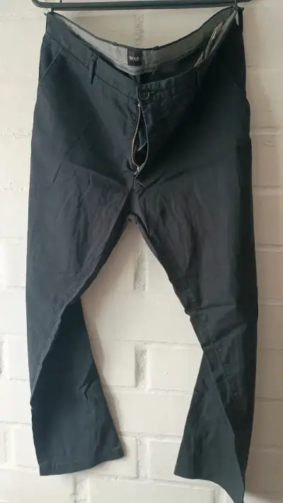 Pantalones de hombre Boss negros en buen estado - miniatura 1