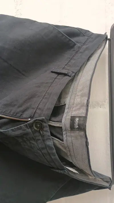Pantalones de hombre Boss negros en buen estado - miniatura 2