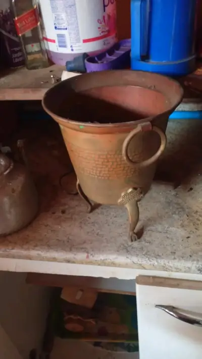 Macetero de bronce con patas decorativas - miniatura 1