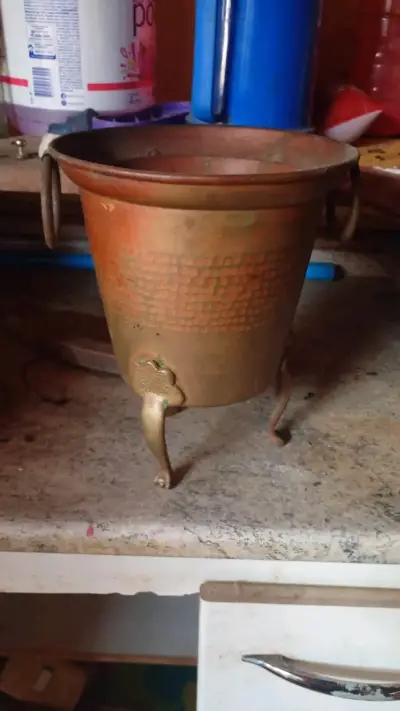 Macetero de bronce con patas decorativas - miniatura 2
