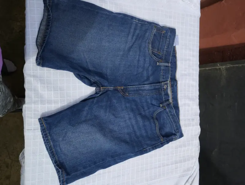 Shorts de mezclilla Levi's 502 para hombre