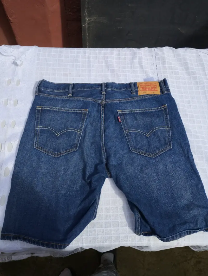 Shorts de mezclilla Levi's 502 para hombre - 2