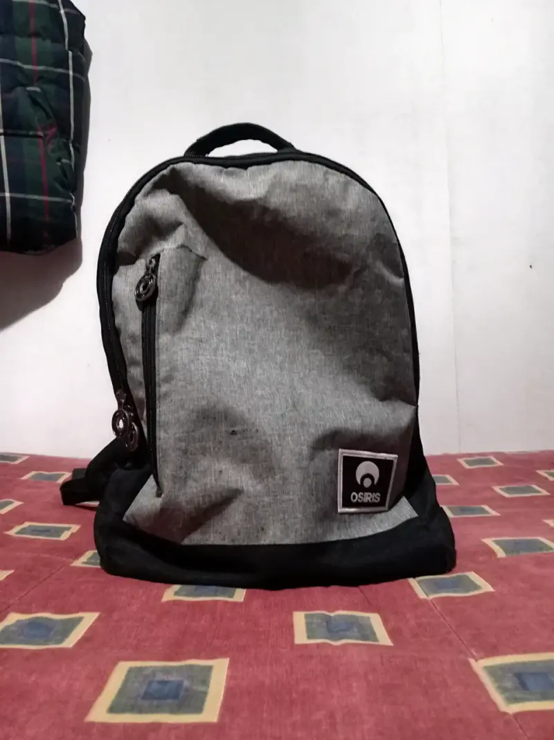 Mochila Osiris gris y negra con bolsillo frontal - 1