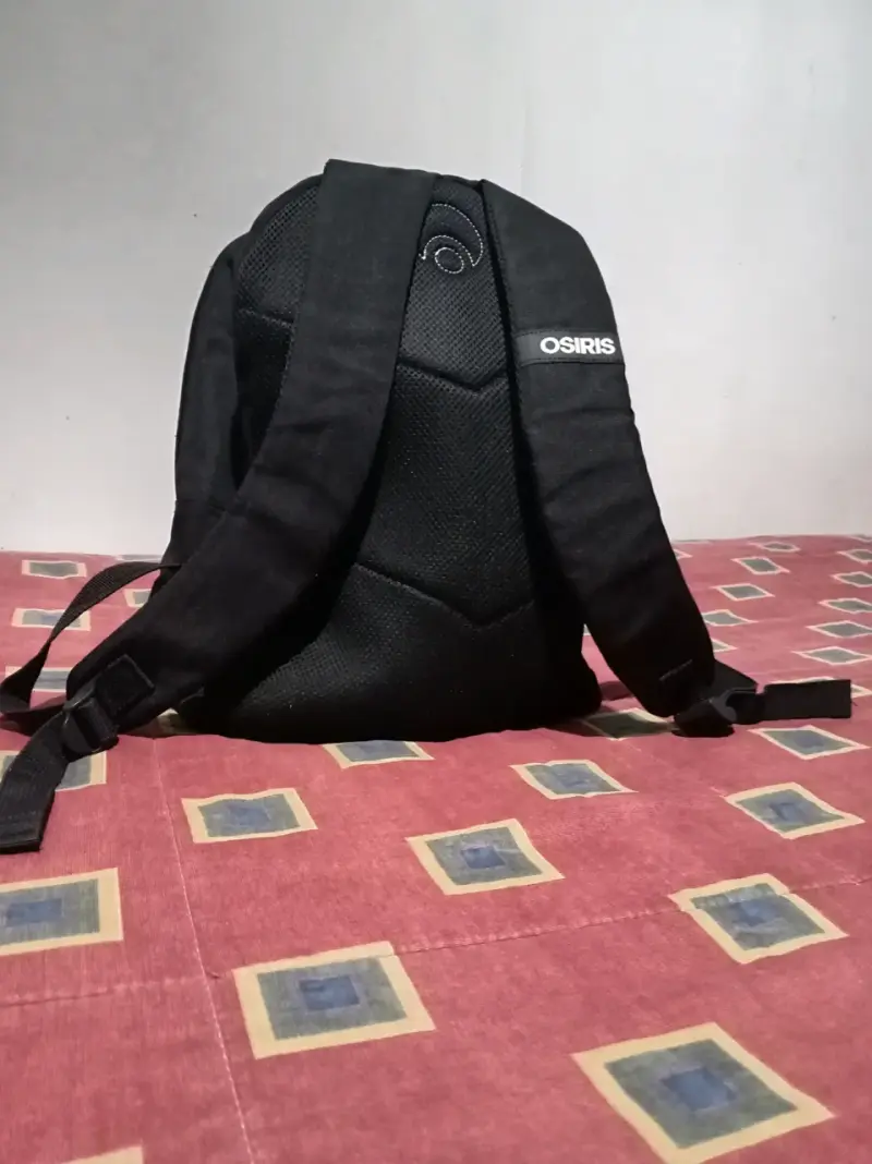 Mochila Osiris gris y negra con bolsillo frontal - 2