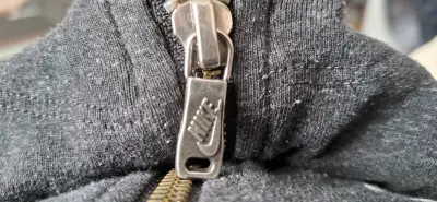 Polerón con capucha Nike gris oscuro - miniatura 2