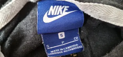 Polerón con capucha Nike gris oscuro - miniatura 4