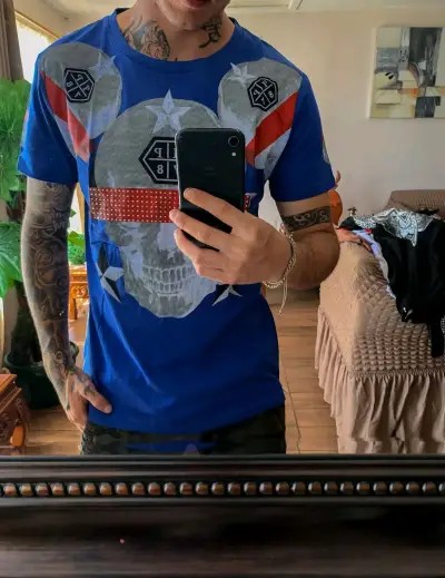 Polera azul con diseño de calavera para hombre - miniatura 1