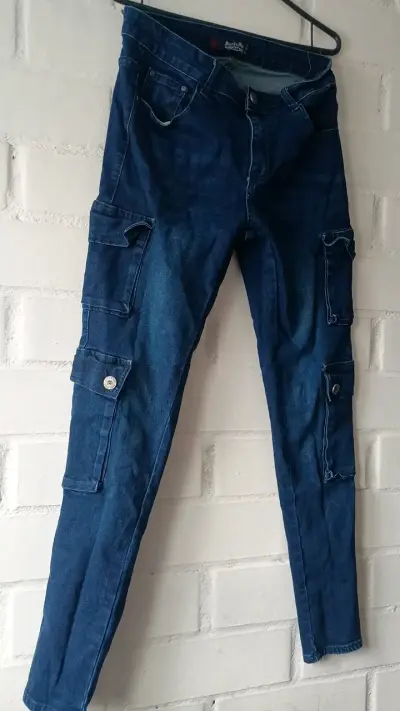 Jeans cargo azul oscuro para hombre - miniatura 1