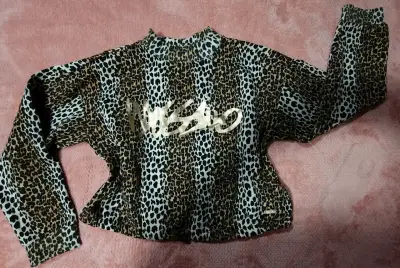 Polerón animal print con diseño moderno - miniatura 1