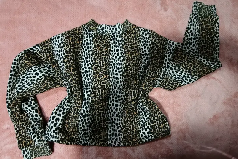 Polerón animal print con diseño moderno - 2