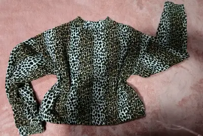 Polerón animal print con diseño moderno - miniatura 2