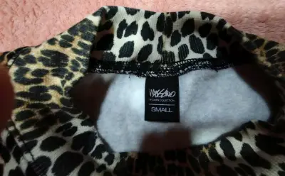 Polerón animal print con diseño moderno - miniatura 3