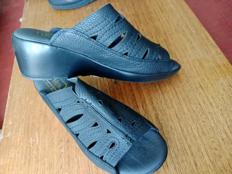 Sandalias negras de cuero 16 horas