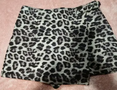 Falda corta con estampado animal print - miniatura 1